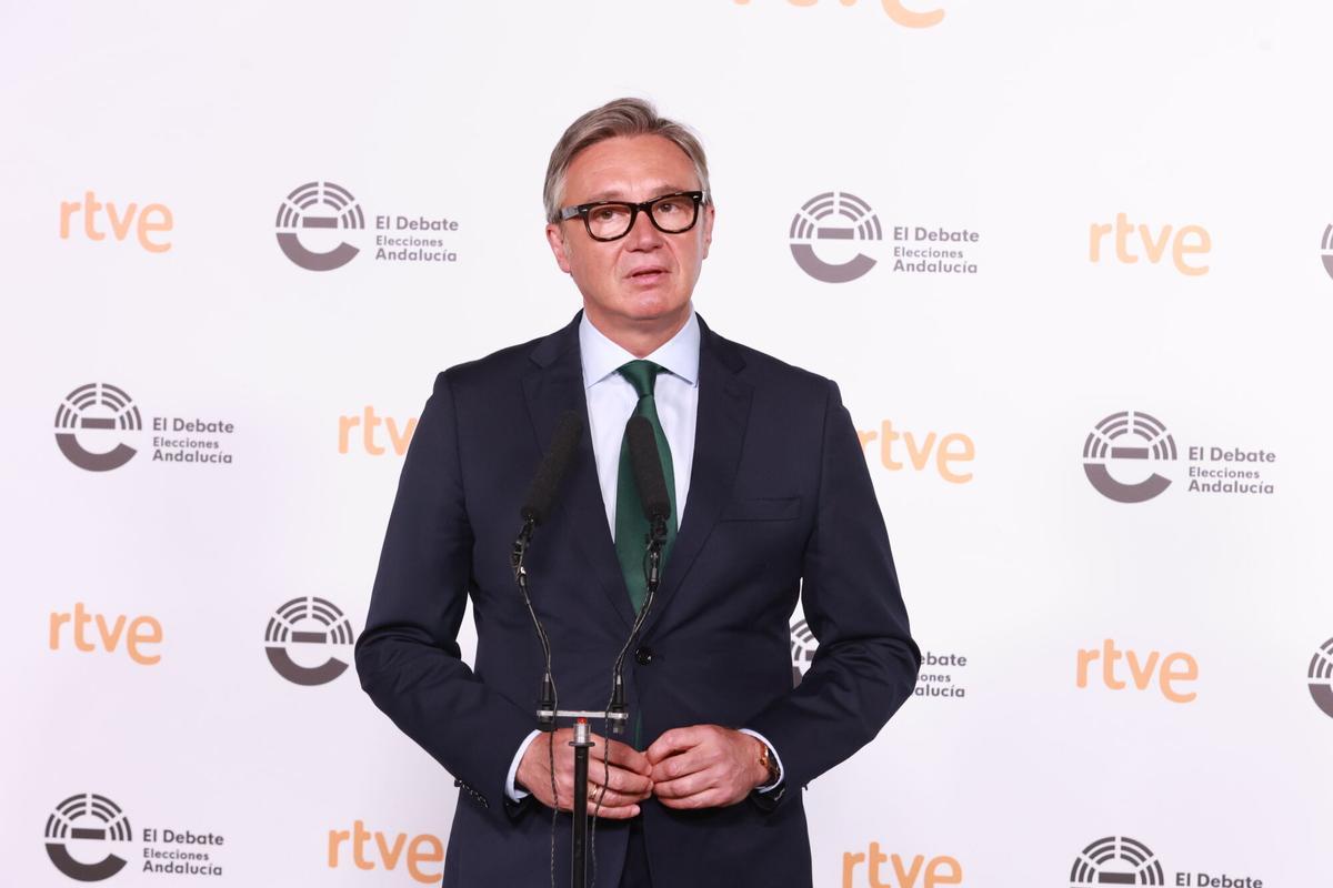El candidato de Vox a la Presidencia de la Junta de Andalucía, Manuel Gavira, comparece para hacer valoración tras el primer debate de las elecciones autonómicas del 17M celebrado por RTVE. A 04 de mayo de 2026, en Sevilla (Andalucía, España).Radio Televisión Española (RTVE) celebra este lunes 4 de mayo el primer debate electoral televisado de cara a los comicios autonómicos del próximo 17 de mayo. Un debate en el que van a participar los cinco candidatos a la presidencia de la Junta de los partidos con representación en el Parlamento de Andalucía. Por parte del PP-A estará el candidato a la reelección al frente de la Junta, Juanma Moreno; por el PSOE-A, su secretaria general, María Jesús Montero; por Vox, su portavoz parlamentario, Manuel Gavira; por la coalición Por Andalucía, el coordinador federal de Izquierda Unida (IU), Antonio Maíllo; y por Adelante Andalucía, su portavoz, José Ignacio García. 04 MAYO 2026 Rocío Ruz / Europa Press 04/05/2026. Manuel Gavira;Rocío Ruz