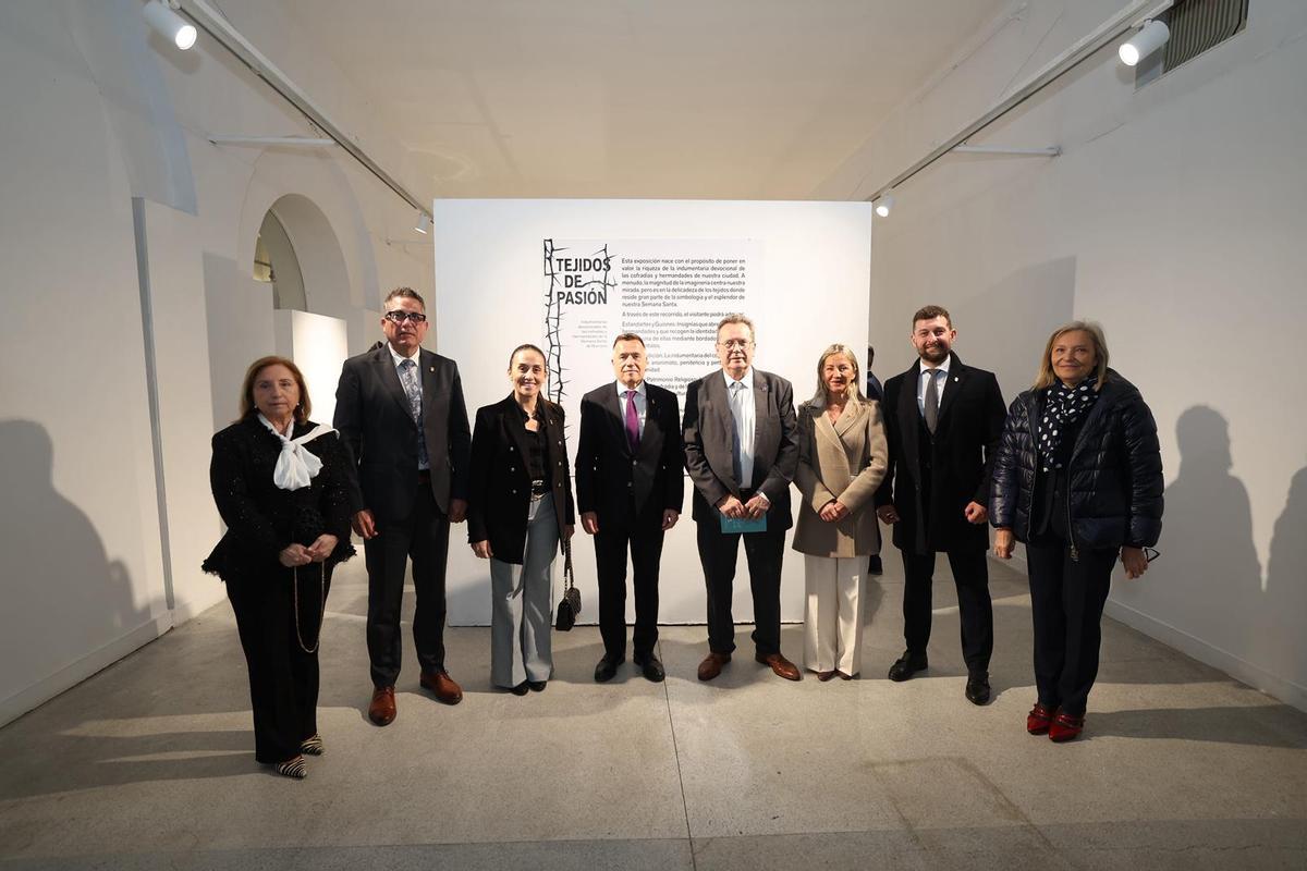 Autoridades y representantes de cofradías posan durante la inauguración de la exposición Tejidos de Pasión en el CMC La Mercé.