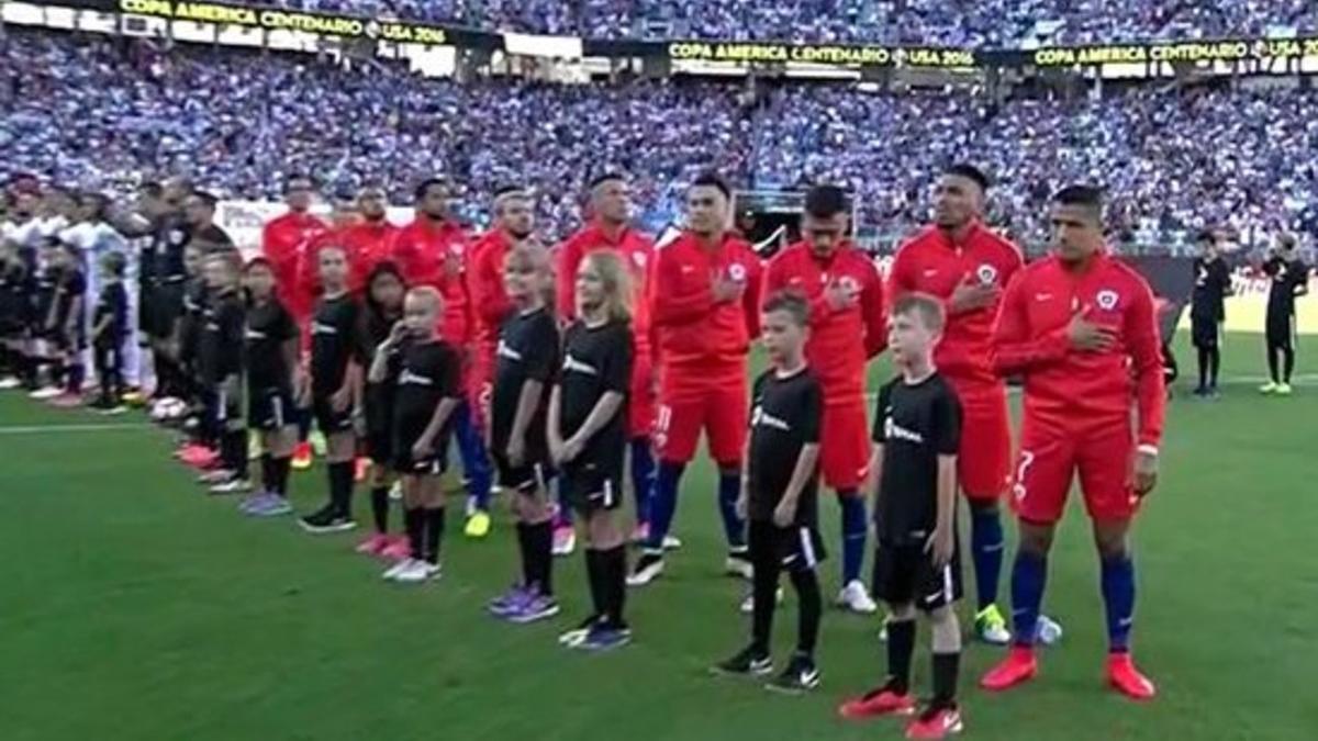 Los jugadores de Chile, mientras suena el himno