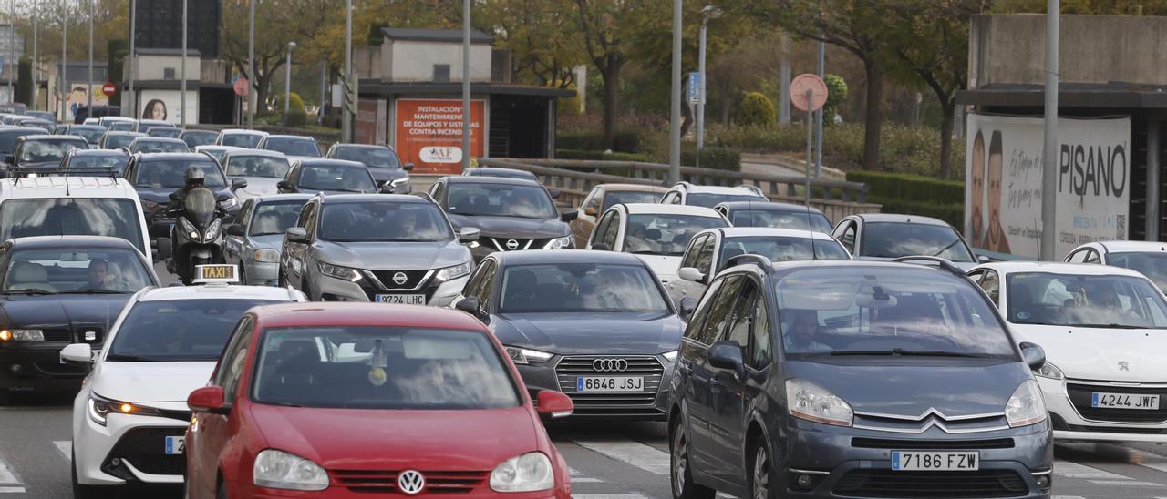 Atasco de vehículos en el Vial Norte de la ciudad de Córdoba.