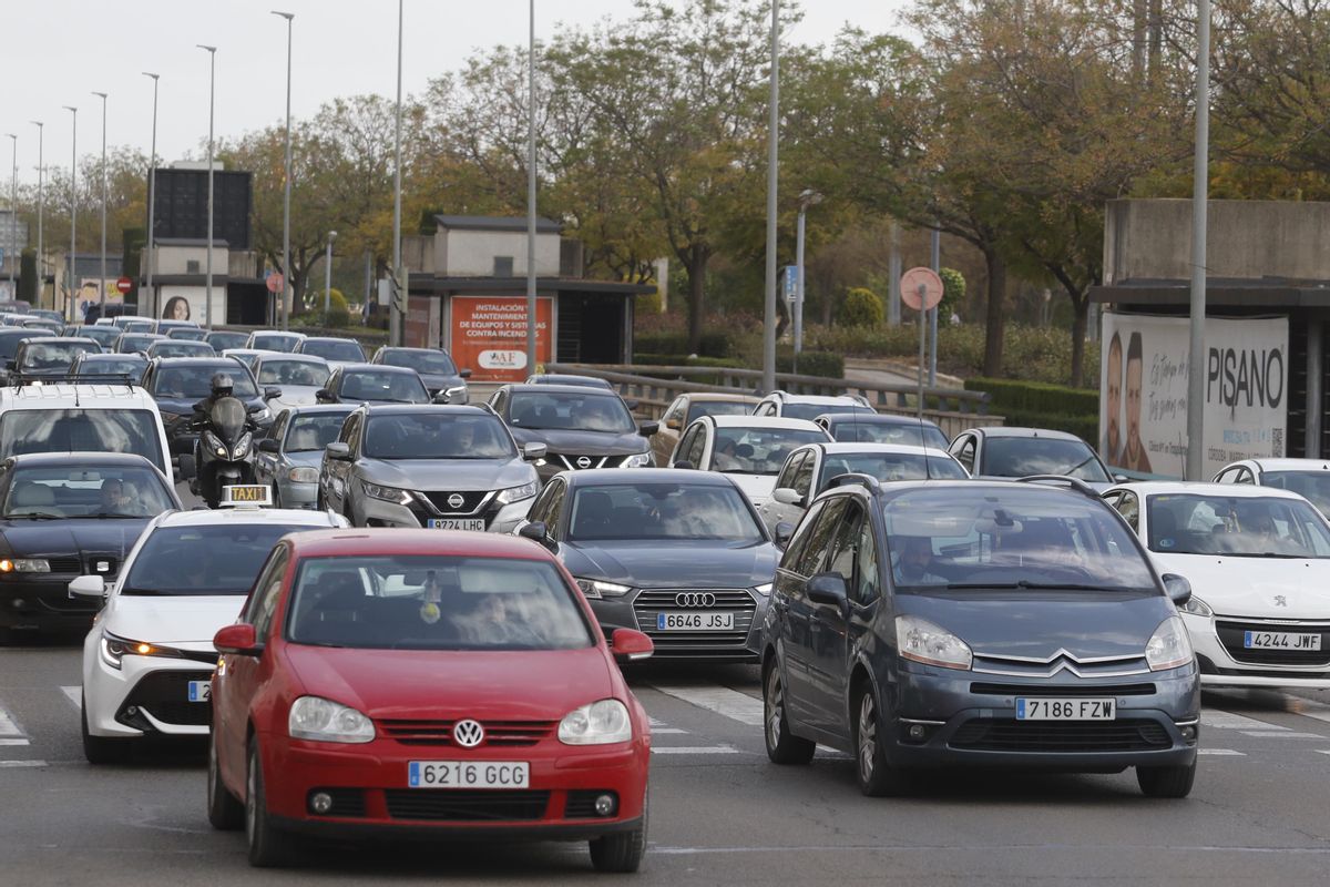 Atasco de vehículos en el Vial Norte de la ciudad de Córdoba.