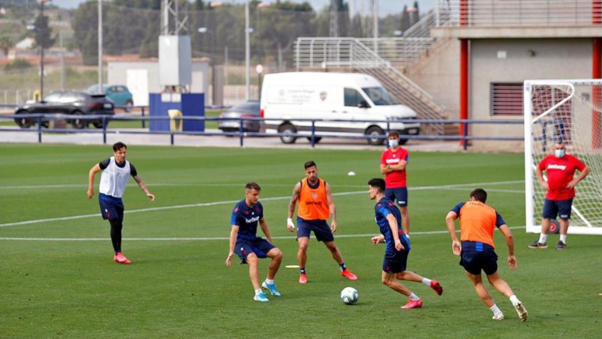 El primer equipo del Levante, entrenando en la Ciutat Esportiva de Buñol.