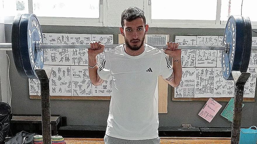 El atleta valenciano Quique Llopis, en su primer entrenamiento tras la lesión
