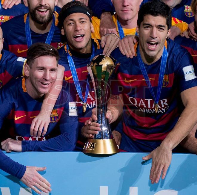 Luís Suárez junto a Messi y Neymar con el trofeo de campeón del Mundial de Clubes 2015/2016, el 20 de diciembre de 2015.