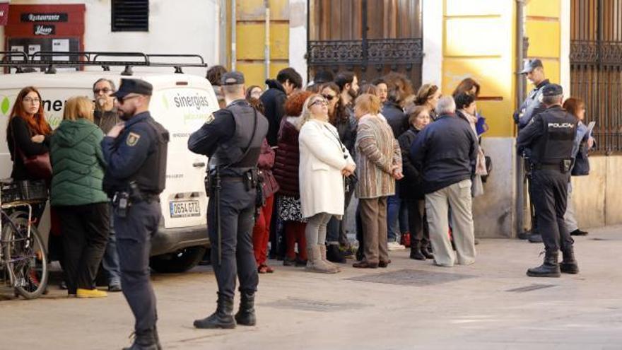 La policía interviene para evitar una avalancha en la conferencia de Pepe Mujica en Valencia