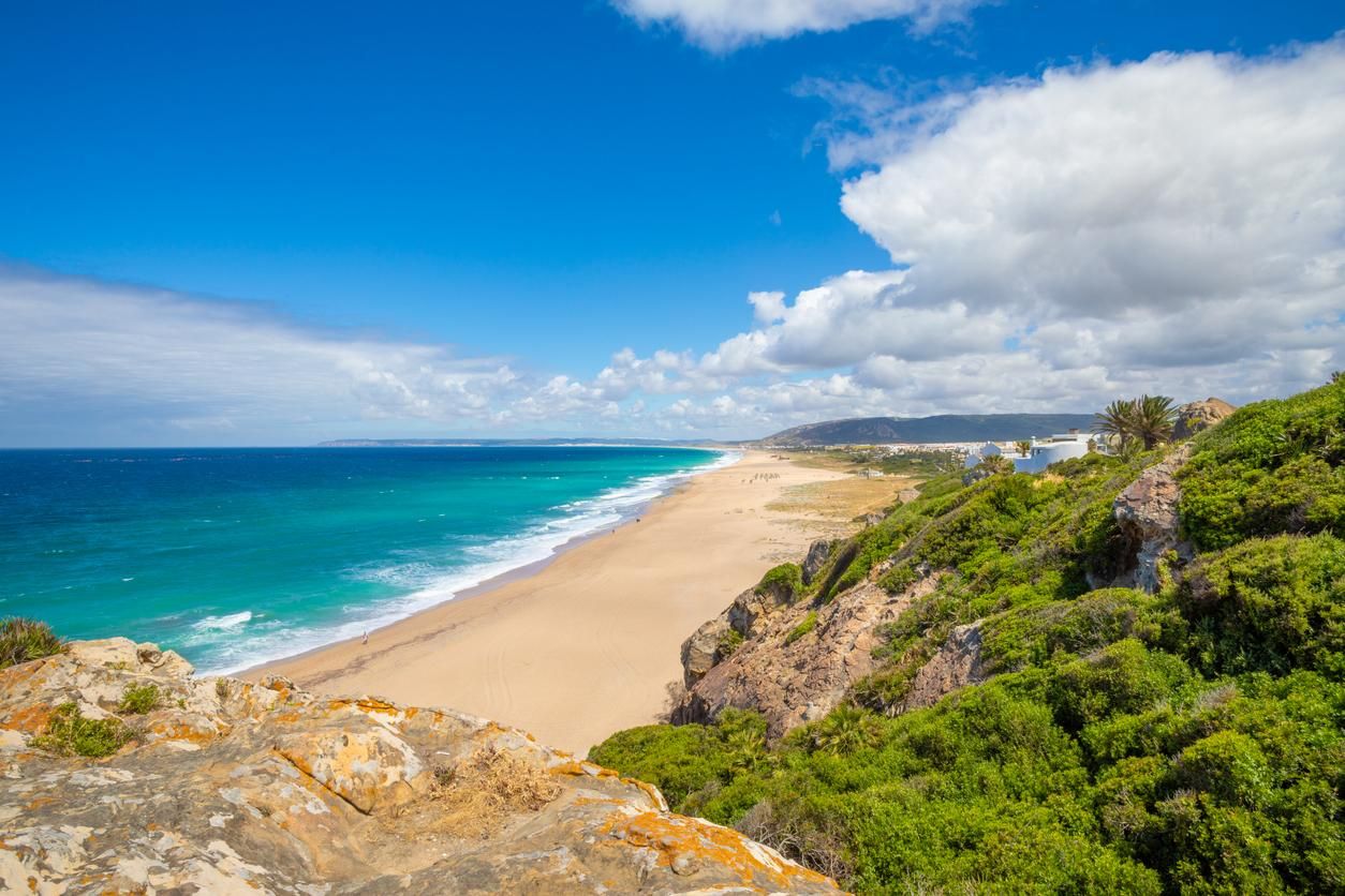 Playa de Atlanterra desde la cima de la montaña en Cádiz