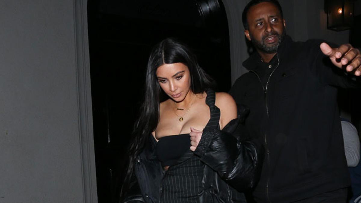 Kim Kardashian y su vestido abierto de escote apretado