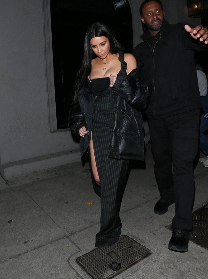 Kim Kardashian y su vestido abierto de escote apretado