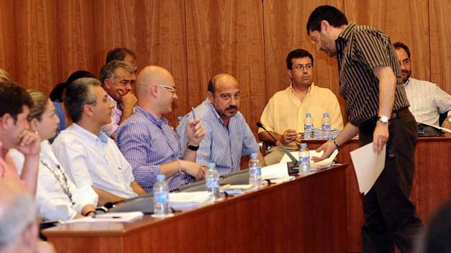 Un momento del pleno de ayer en el que el debate se centró en la gestión económica municipal.