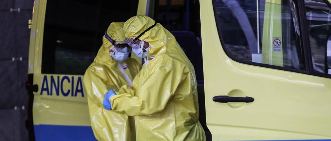 Técnicos de ambulancia, ayer, con los nuevos buzos de protección que están probando.// Ricardo Grobas