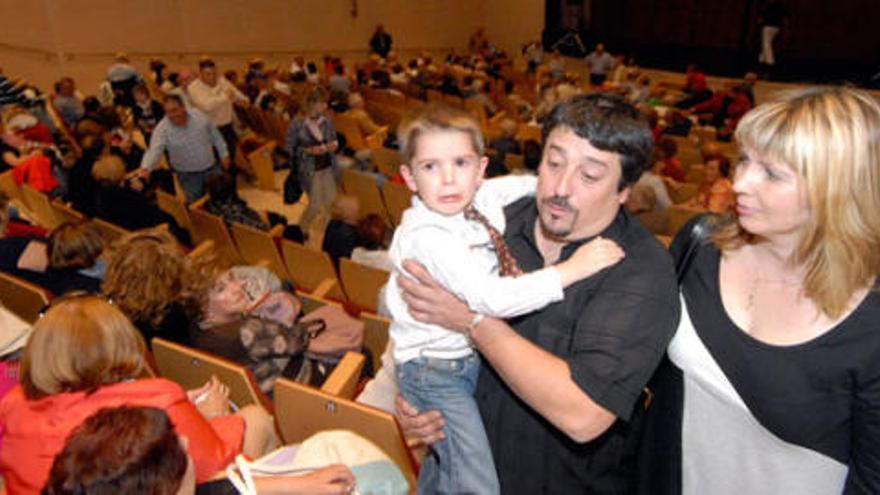 David Vázquez, Natalia Obraztsova y el pequeño Javier Vázquez, ayer, en la gala solidaria de Mieres.