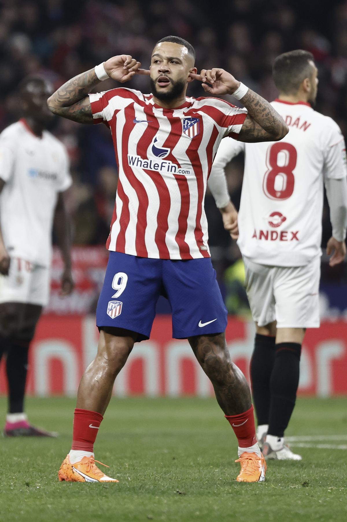 MADRID, 04/03/2023.- El delantero del Atlético de Madrid Memphis Depay celebra tras marcar el segundo gol ante el Sevilla, durante el partido de Liga en Primera División que Atllético de Madrid y Sevilla CF disputan este sábado en el estadio Civitas Metrpolitano, EFE/Sergio Pérez