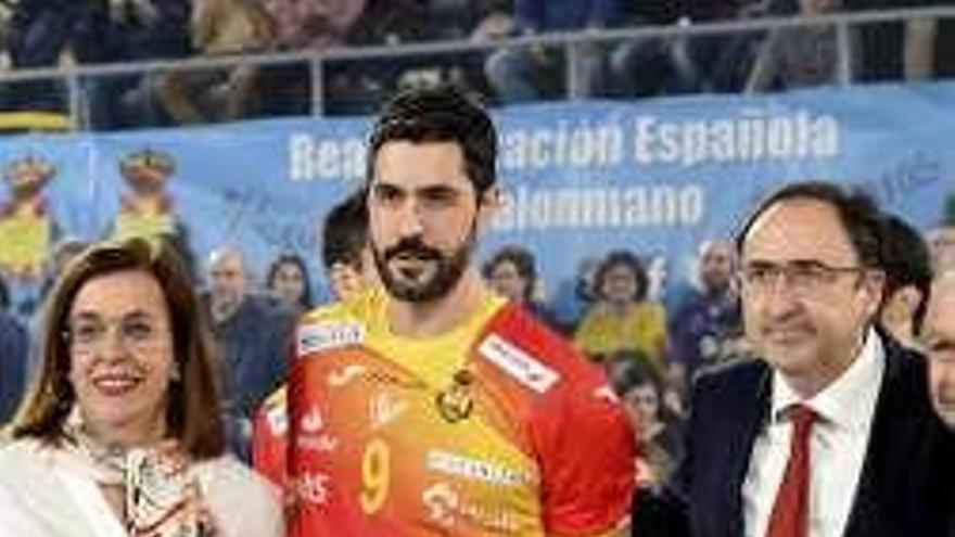 Raúl Entrerríos, con el trofeo de campeón del torneo.