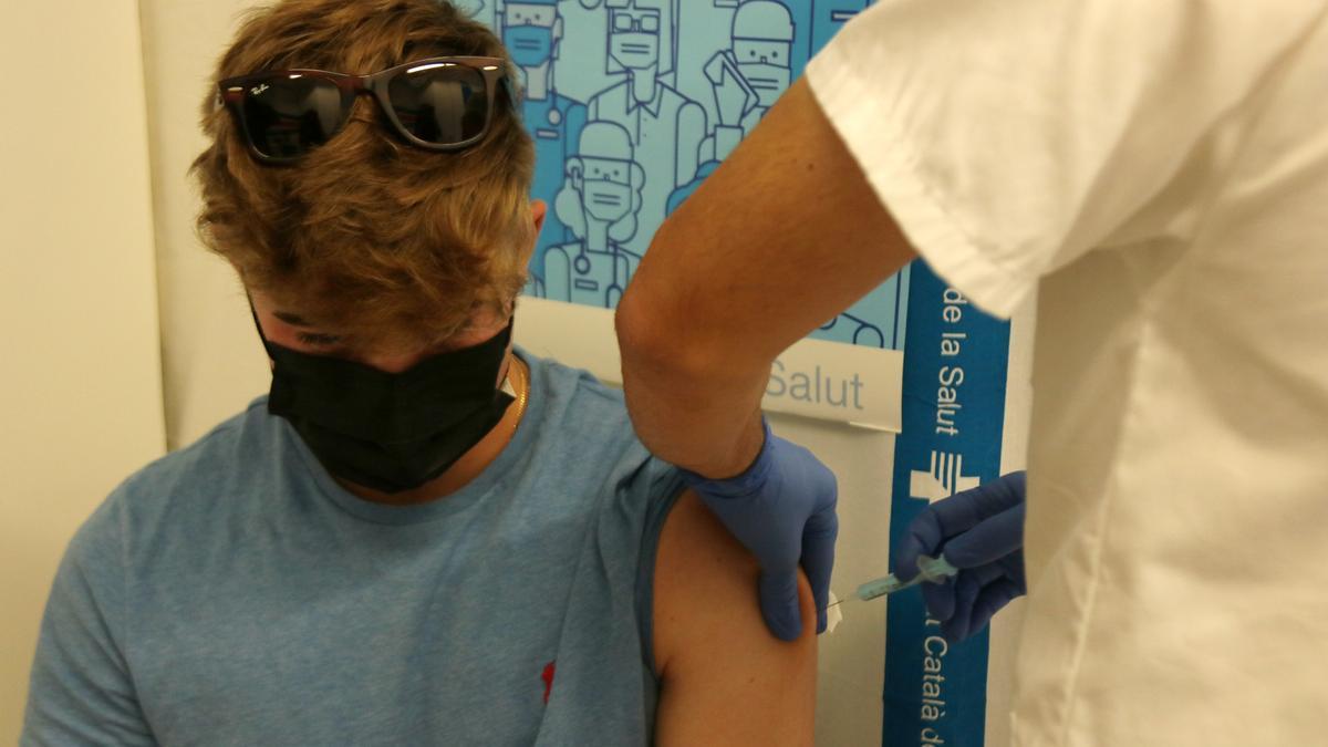 Un jove vacunant-se
