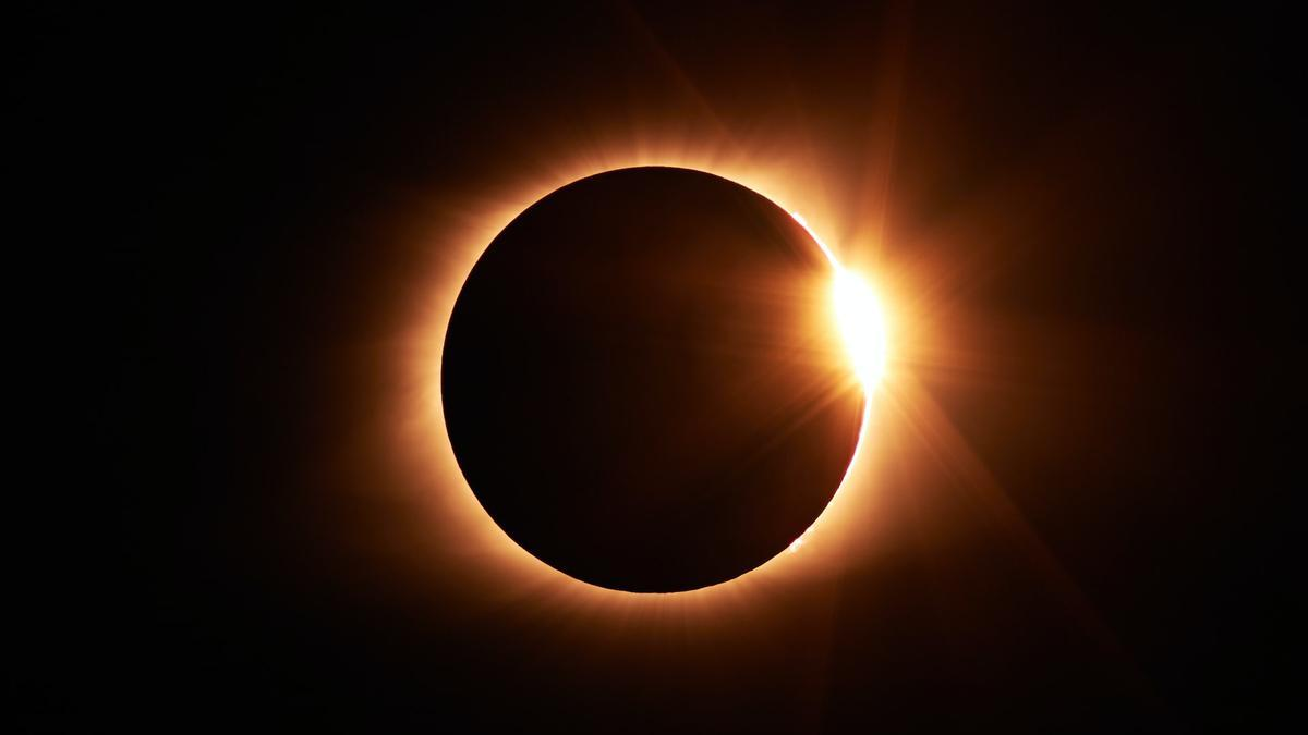 Imagen de un eclipse solar, con el sol ya totalmente cubierto por la luna.
