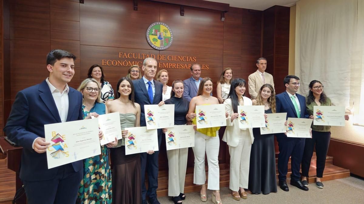 Autoridades y becados con los Premios a la Execelencia Académica.