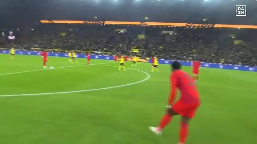 La Bundesliga ha experimentado con equipar al árbitro con una bodycam en el Dortmund - Bayern