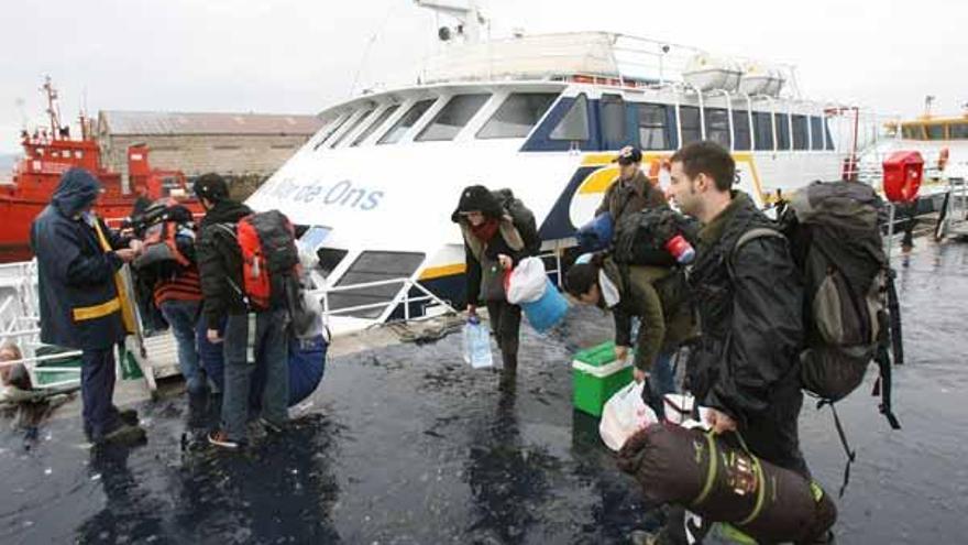 Un grupo de jóvenes se sube al barco hacia las Islas Cíes, ayer.