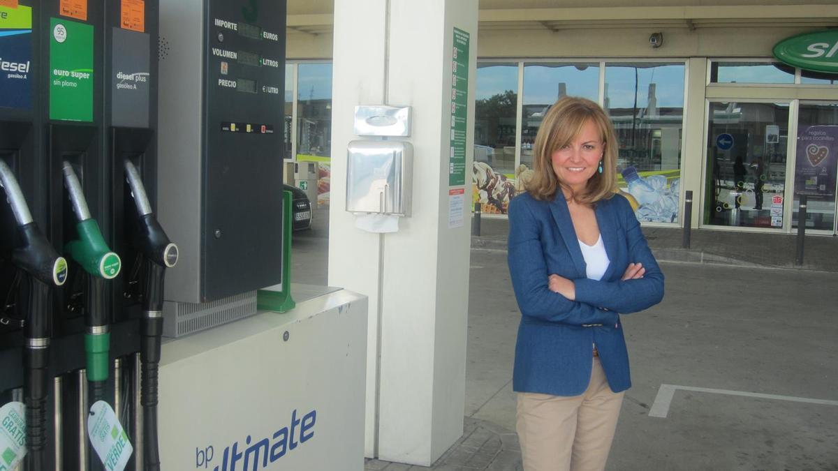 Soto junto a uno de los tanques de carburantes de su estación de servicio.