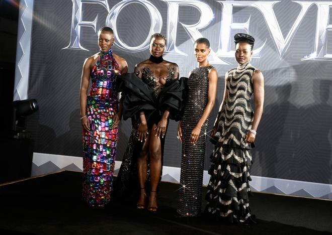 Florence Kasumba, Danai Gurira, Letitia Wright y Lupita Nyong'o en la premiere de 'Black Panther: Wakanda Forever'