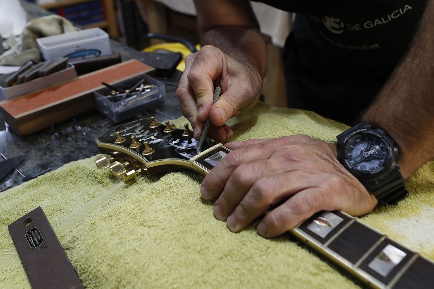 Jean Marc Van Loo fabrica y repara guitarras y bajos eléctricos. Ricardo Grobas (2).jpg