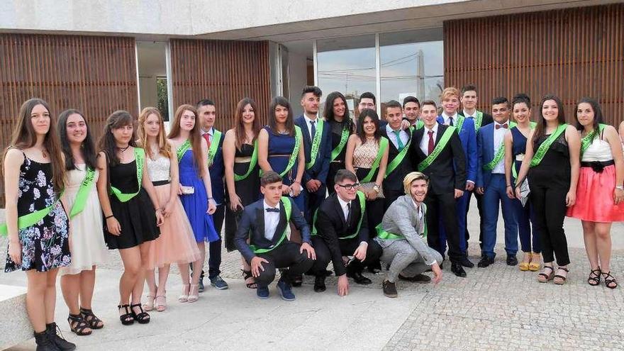 El grupo de alumnos del instituto de Camarzana posando ante el edificio de usos múltiples, tras la fiesta de graduación.