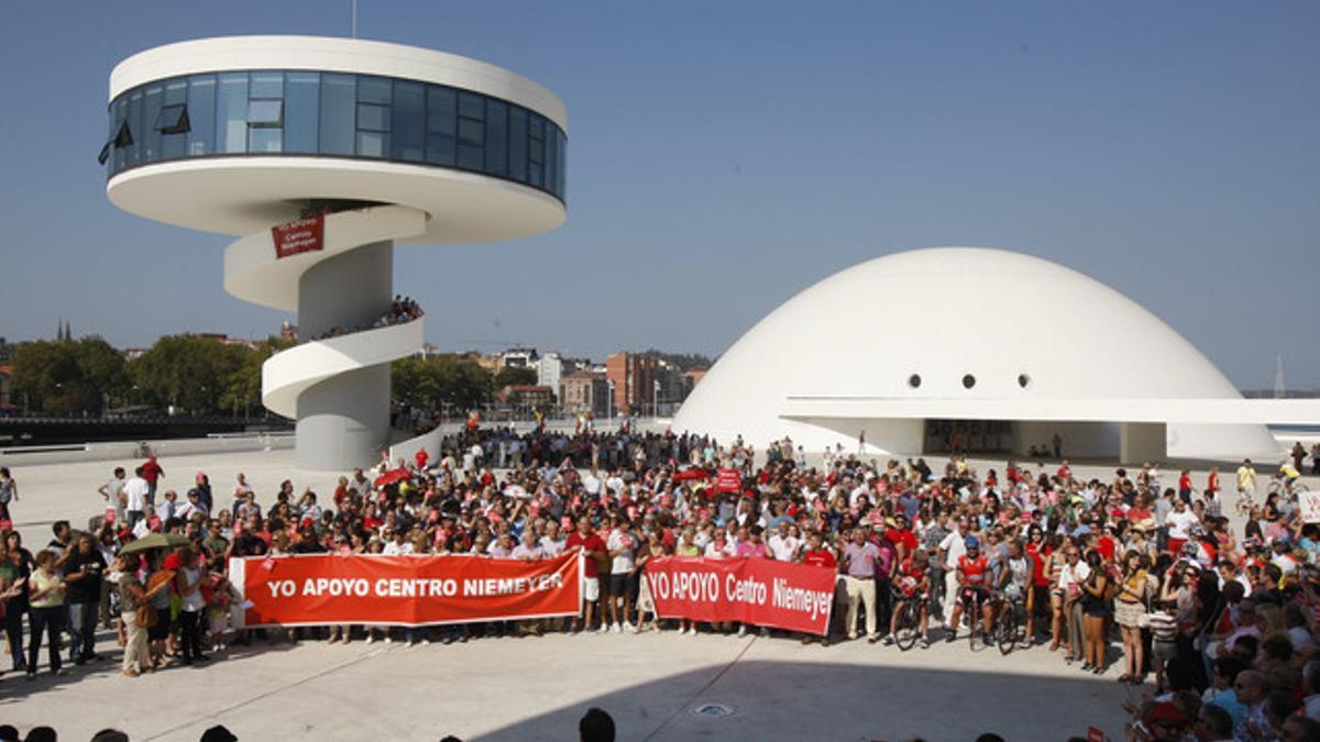 Acto ciudadano en defensa de la continuidad del Centro Cultural Óscar Niemeyer, el pasado octubre, en Avilés.