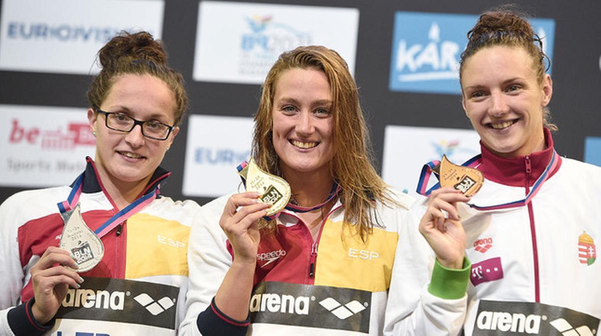 El podi dels 200 papallona dels Europeus de Berlín: Mireia Belmonte (or), escortada per Judit Ignacio (plata) i Katinka Hosszu (bronze). El podi dels 200 papallona dels Europeus de Berlín: Mireia Belmonte (or), escortada per Judit Ignacio (plata) i Katinka Hosszu (bronze).