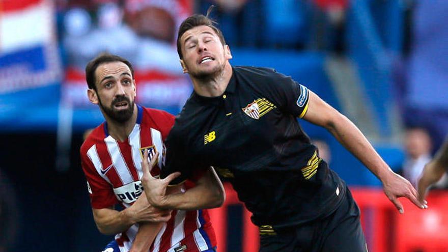 Juanfran sujeta a Krychowiak durante el último partido de Liga. // Efe