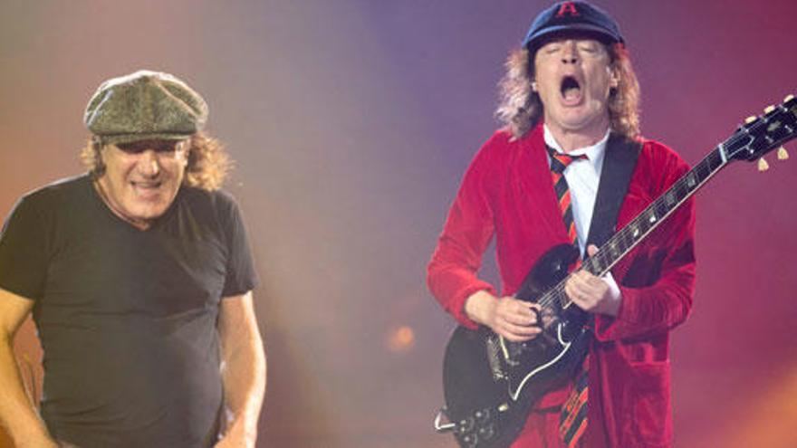 Brian Johnson, izquierda, con Angus Young.