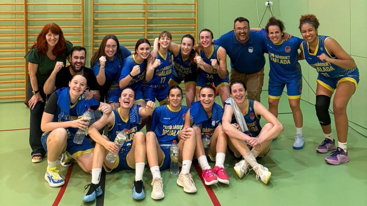 La plantilla del CB Igualada celebrant la victòria contra el Vedruna Gràcia i el bitllet a la fase d'ascens