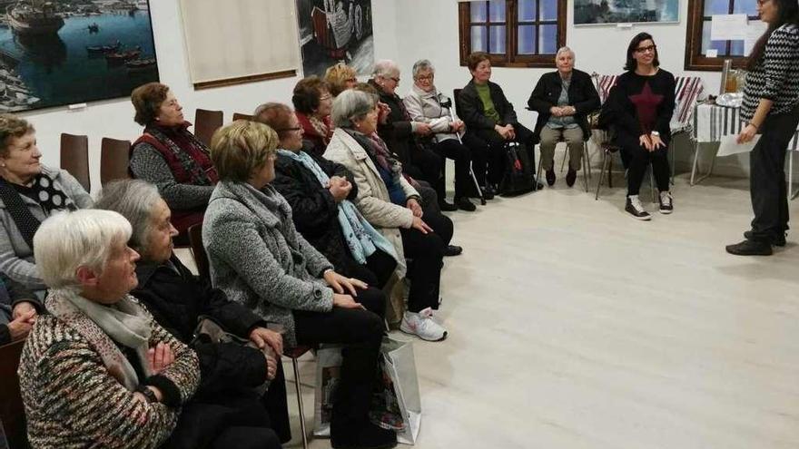 Asistentes a las actividades contra el machismo desarrolladas anoche en la Sala das Cunchas. // Muñiz