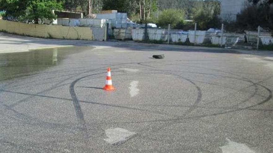 La Policía disuelve una carrera ilegal de coches en Vincios con más de 150 jóvenes asistentes