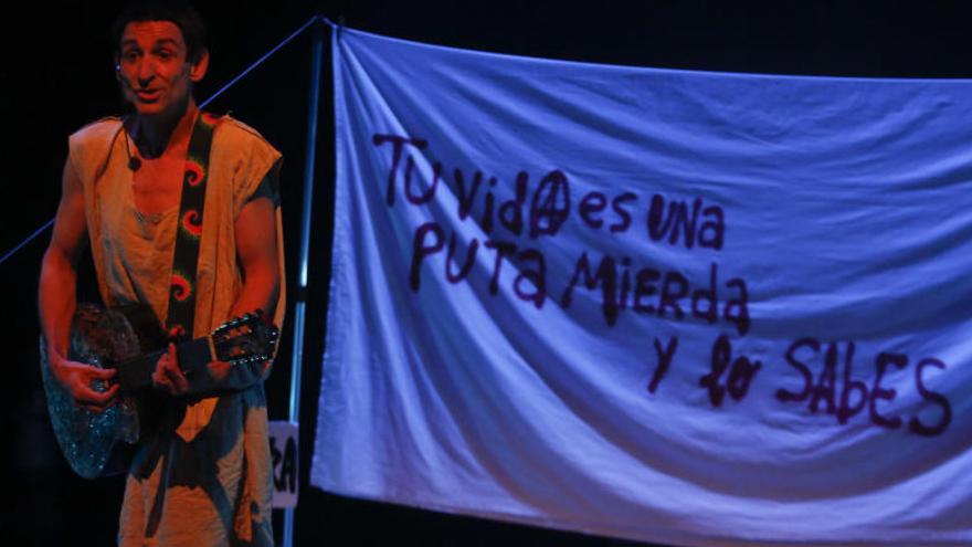 Albert Pla en una actuación en Piedras Blancas en 2013.