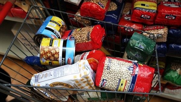 Productos de la 'Botiga Solidària' de alimentos para personas vulnerables de Cornellà.