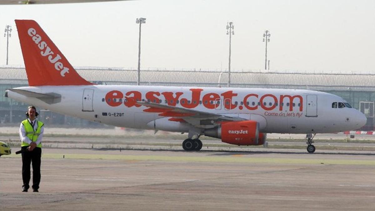 Un avión de Easyjet, en el aeropuerto de Barcelona.