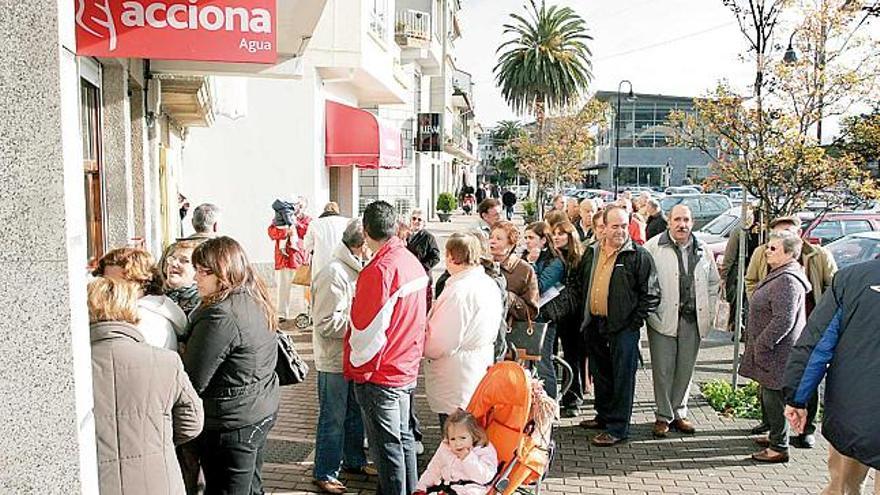 Colas, ante la oficina de Acciona en  Cangas.