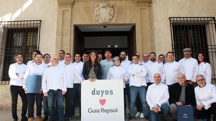 Imagen de los cocineros premiados junto a la directora de la guía María Ritter y el diseñador Juan Duyos