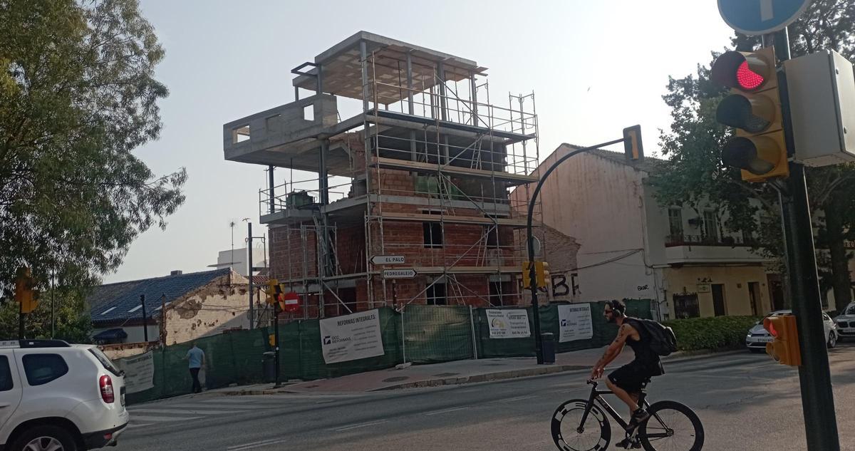 Nuevo bloque de viviendas junto al arroyo Jaboneros, en Pedregalejo, en el solar que ocupaba un chalé de estilo regionalista sin protección.