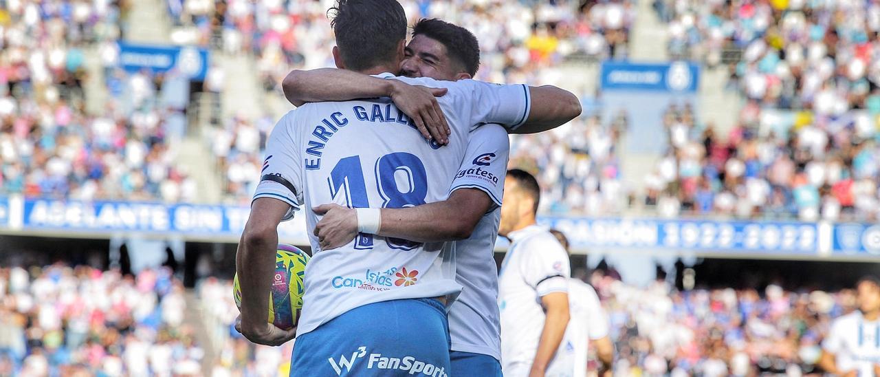 Waldo celebra un tanto con Enric Gallego en el CD Tenerife-UD Las Palmas de este curso.