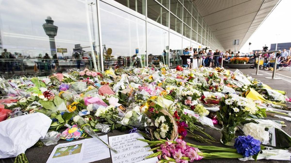 Una alfombra de flores en recuerdo de las víctimas del avión de Malaysia Airlines, este domingo en el aeropuerto de Schipol, en Ámsterdam.