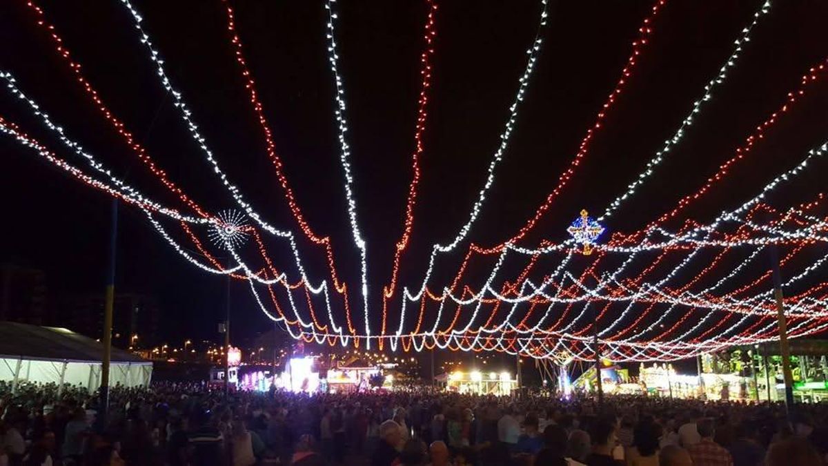 Una edición anterior de las fiestas de Corvera, con el prao a rebosar.