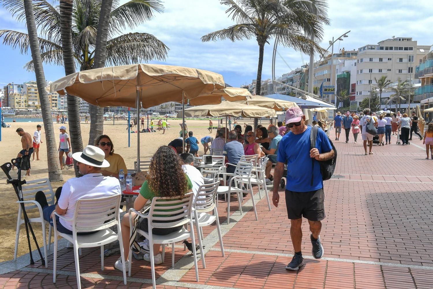 Día de playa en Las Canteras tras la noche de San Juan