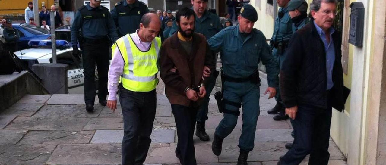 Tomás Rodríguez Villar, &quot;Tomasín&quot;, esposado y rodeado de guardias civiles, camino del Juzgado de instrucción de Tineo, el 31 de octubre de 2011.