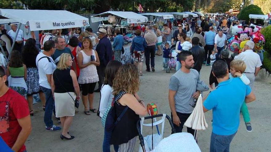 Los puestos de la feria de oportunidades, ayer por la tarde, en la alameda de Redondela. // Faro