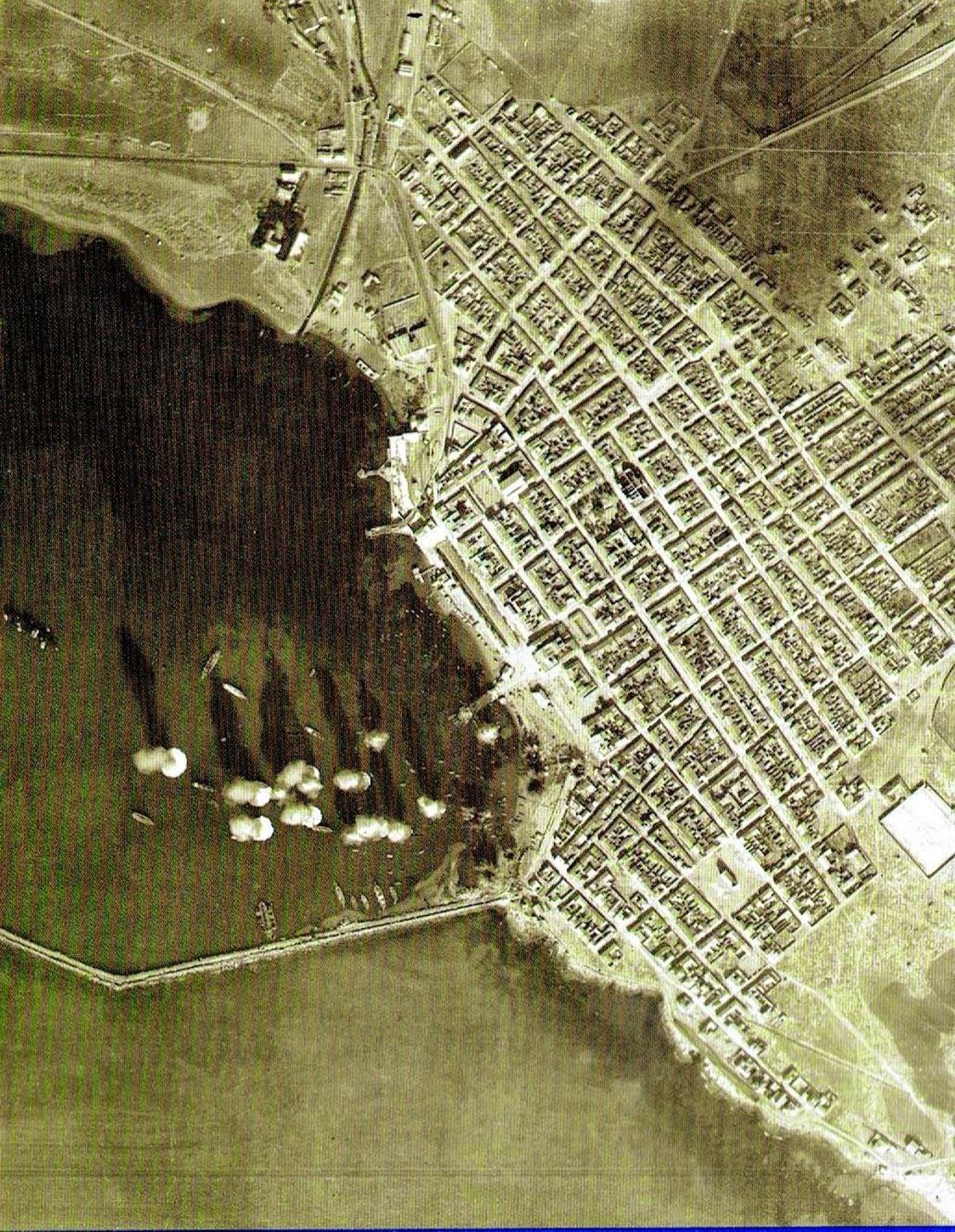Imagen captada por la aviación italiana del bombardeo de Torrevieja