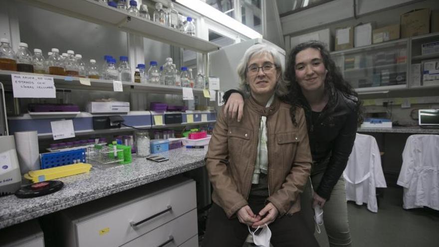 Beatriz del Río, con su hija Olaya Lajara en el laboratorio donde estudia cómo eliminar compuestos tóxicos de los alimentos. Olaya quiere ser guardia  civil.