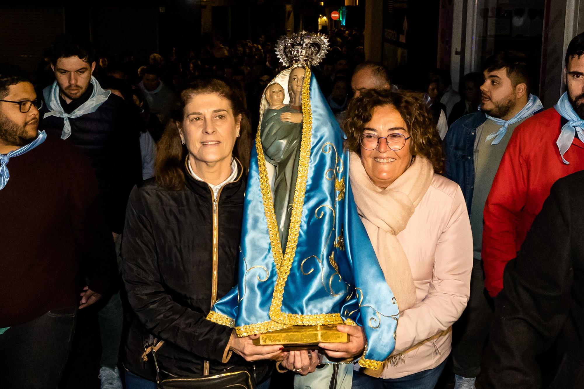 Devoción en Benidorm en la procesión de L'Alba