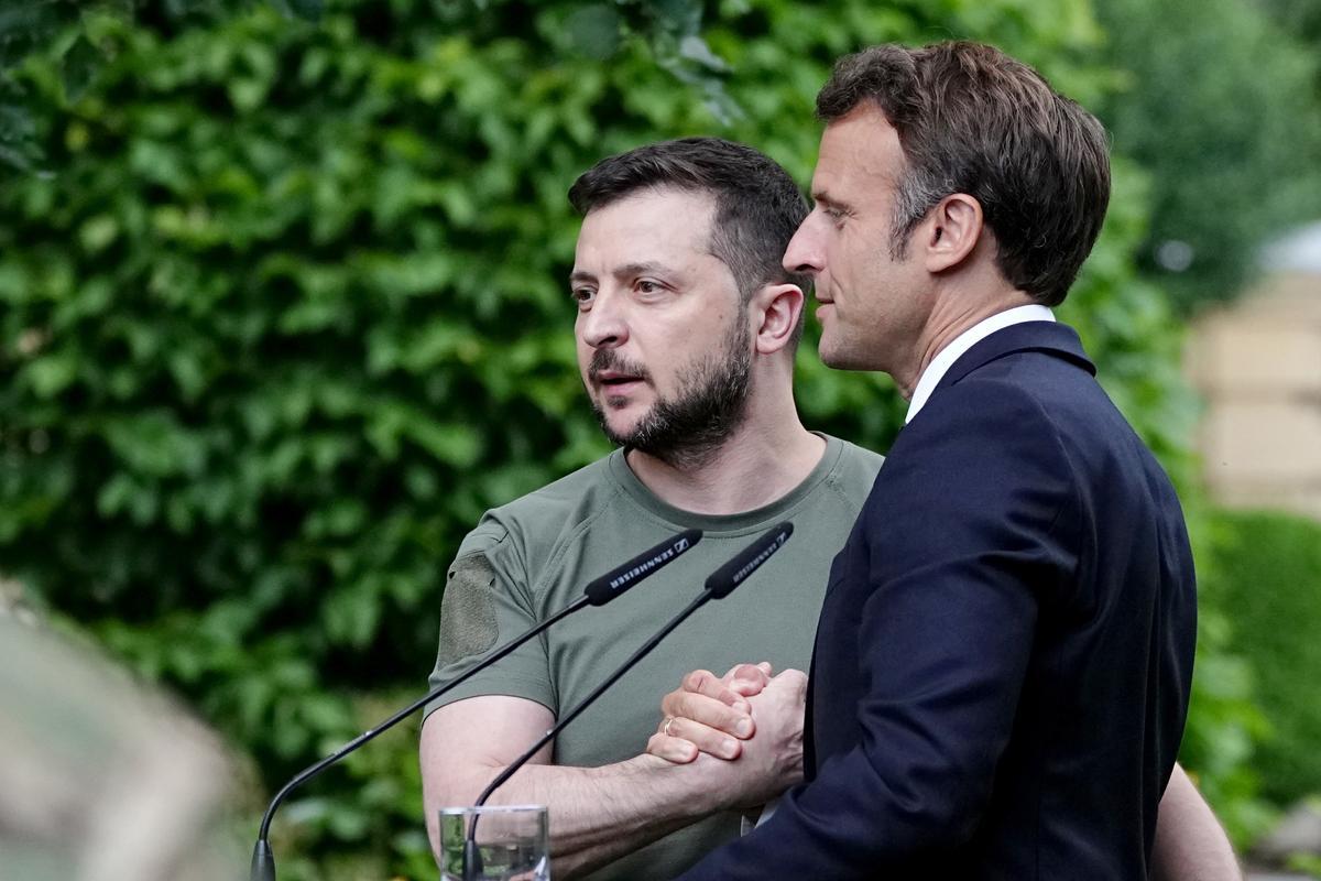 Archivo - Imágen de archivo del presidente de Ucrania, Volodimir Zelenski (I), junto con su homólogo francés, Emmanuel Macron, durante una visita del mandatario francés a Kiev