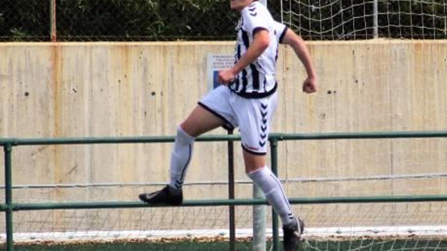 Juan Carlos Cobo celebra con un brinco el 2-1 del Castellón.